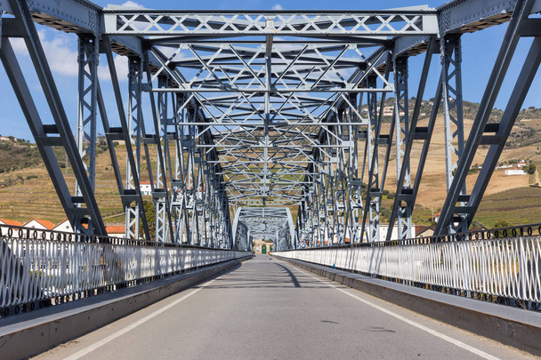 Ijzeren brug over de rivier de Douro, in Pinhao, position Valley, Portugal - Foto, afbeelding