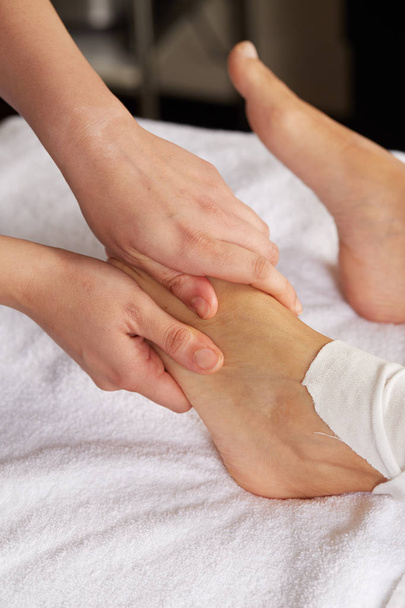 masaje de pies tailandés en el club de bienestar
 - Foto, imagen