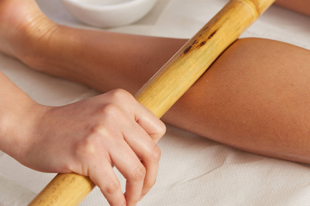 thai massage with bamboo stick - Foto, afbeelding
