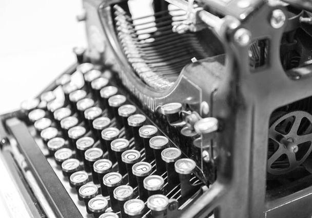 Stara maszyna do pisania w antyczne Fotografia vintage symulowane. Widok z boku. stonowanych filtr czarno-biały - Zdjęcie, obraz