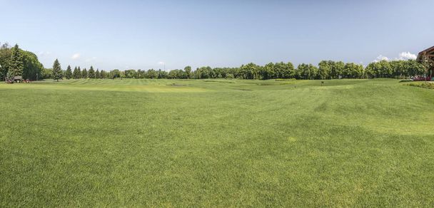 Panorama d'un fragment d'un terrain de golf à Mezhigirje près de Kiev, Ukraine. - Photo, image