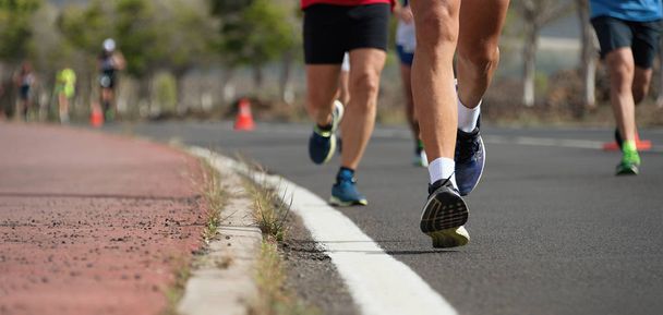 Марафонська бігова гонка, люди ноги на міській дорозі
 - Фото, зображення