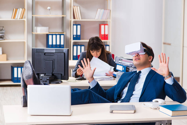 Employé avec lunettes de réalité virtuelle au bureau - Photo, image