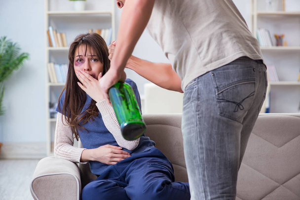 Pijany mąż wykorzystujący żonę w koncepcji przemocy domowej - Zdjęcie, obraz