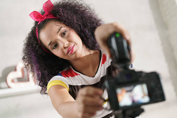 DSLR aparat fotograficzny dla kobiety nagrywanie vloga i samouczek - Zdjęcie, obraz
