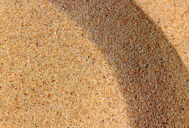 砂の背景のテクスチャです。砂丘砂の 1 つの側面は、太陽に照らされた、暗い日陰で砂丘の側です。. - 写真・画像