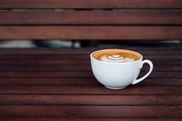 Horká Káva Latte cup srdce tvar na dřevěný stůl - Fotografie, Obrázek