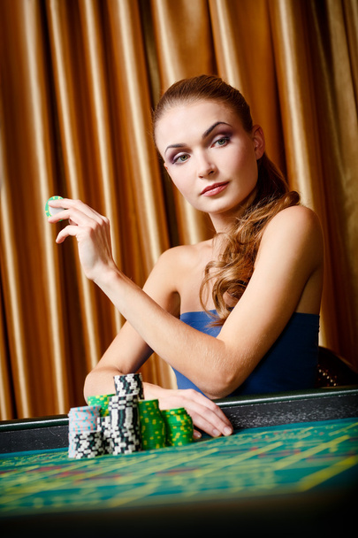 Female gambler at the roulette table - Φωτογραφία, εικόνα