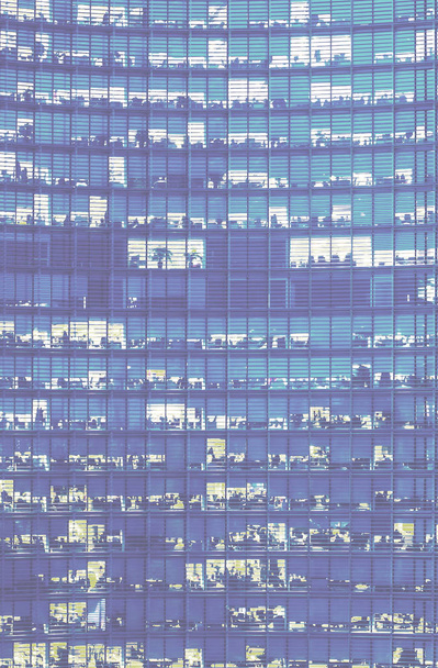 Edificio de oficinas de gran altura con muchos pisos y textura de fondo de marco completo de personas visibles pero anónimas
 - Foto, Imagen