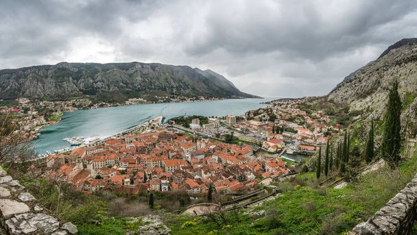 Blick auf die alten Stadthäuser in der Stadt Kotor, Montenegro - Foto, Bild