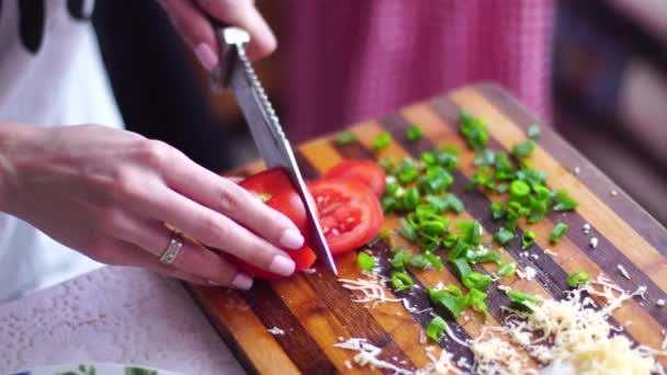 girl cuts vegetables at the kitchen - Filmmaterial, Video