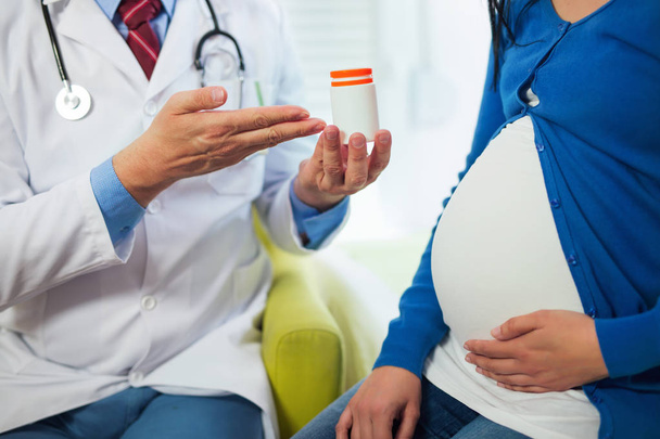 Close view of doctor recommending vitamins to pregnant woman - Foto, Imagem
