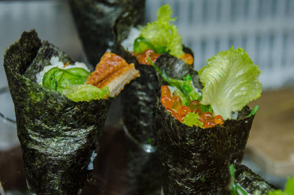 Восточная морская еда, завернутая в водоросли
 - Фото, изображение