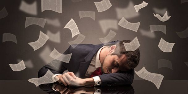 Бизнесмен заснул в офисе с концепцией оформления документов
 - Фото, изображение