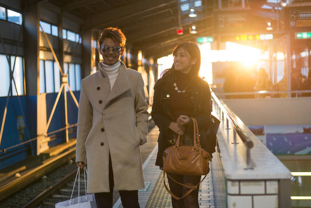 Joven pareja japonesa citas al aire libre
 - Foto, Imagen
