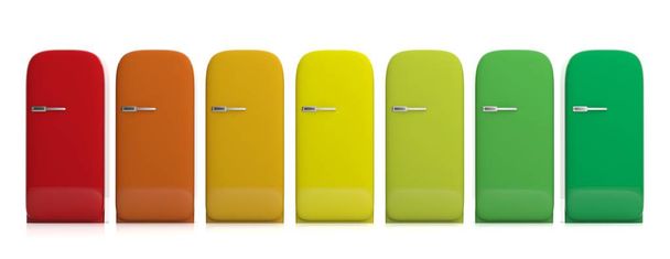 Холодильники, побутова техніка та енергоефективність. Вінтажні холодильники різних кольорів ізольовані на білому тлі, вид спереду, банер. 3d ілюстрація
 - Фото, зображення