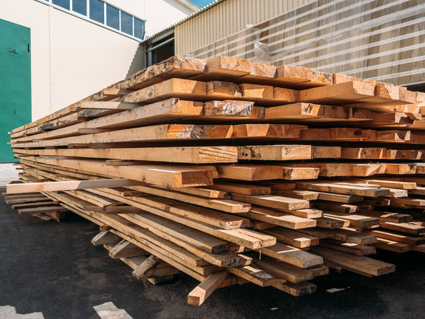 Production empilée de bois de pin, planches de bois franc pour la fabrication industrielle
 - Photo, image