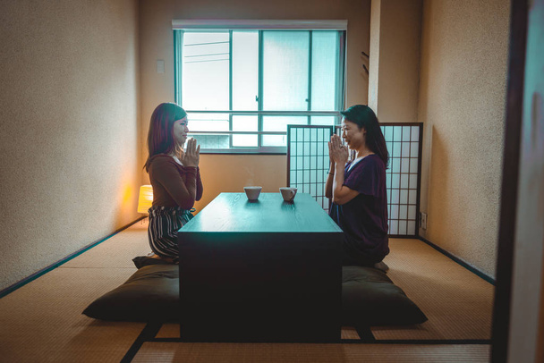Asian mom and daughter talking at home - Фото, изображение