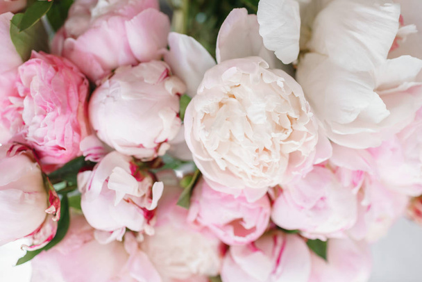 Fiori incantevoli in vaso di vetro. Bellissimo bouquet di peonie bianche e rosa. Composizione floreale, luce del giorno. Carta da parati estate. Colori pastello
 - Foto, immagini