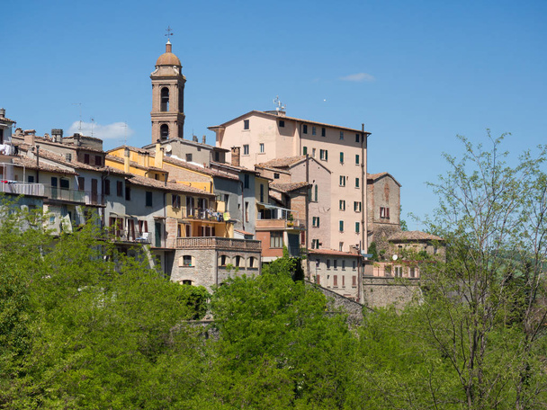 Skyline del pueblo medieval de Sassocorvaro, en la provincia de Pesaro y Urbino, Italia
. - Foto, Imagen