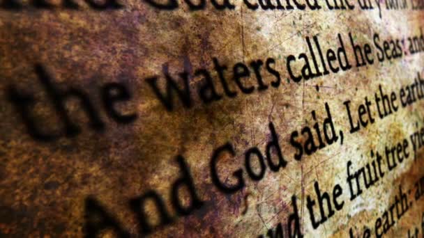 Βιβλικό κείμενο σε φόντο grunge - Πλάνα, βίντεο