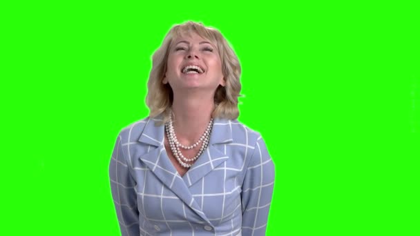 Elegante Frau lacht auf grünem Bildschirm. - Filmmaterial, Video