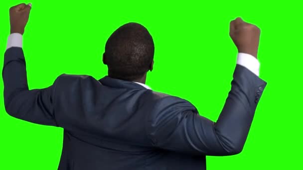 Афро-американский бизнесмен с поднятыми кулаками, вид сзади
. - Кадры, видео