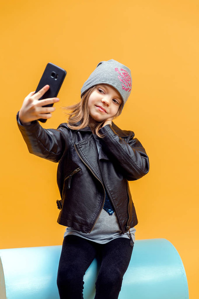 Young stylish girl taking selfie - Foto, immagini