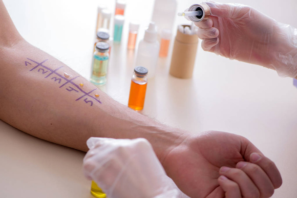 Medico test allergia reazione del paziente in ospedale - Foto, immagini