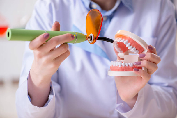 Zahnarzt praktiziert Arbeit am Zahnmodell - Foto, Bild