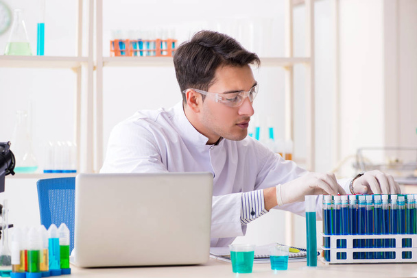 Químico masculino trabajando en laboratorio - Foto, Imagen