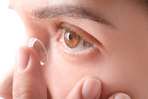 junge Frau setzt Kontaktlinse in ihr Auge, Nahaufnahme - Foto, Bild