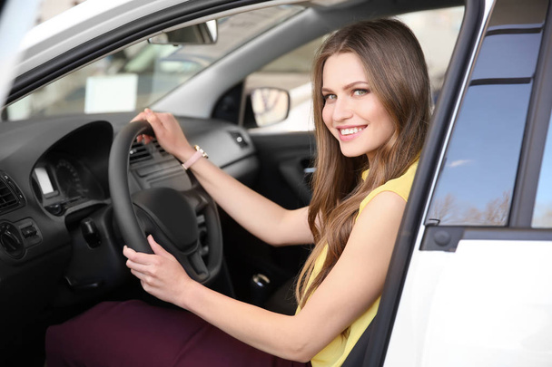 Fiatal nő ül a vezetőülés autó - Fotó, kép