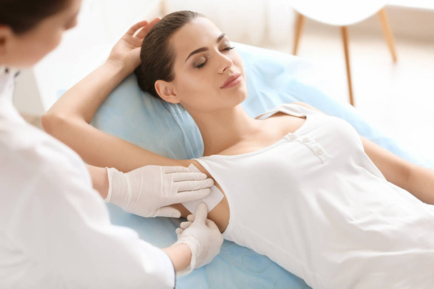 Woman getting wax epilation in salon - Foto, Imagem