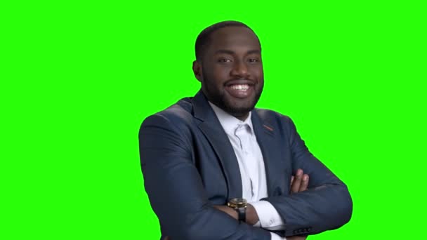 Χαμογελώντας afro Αμερικανός διευθυντής στην πράσινη οθόνη. - Πλάνα, βίντεο
