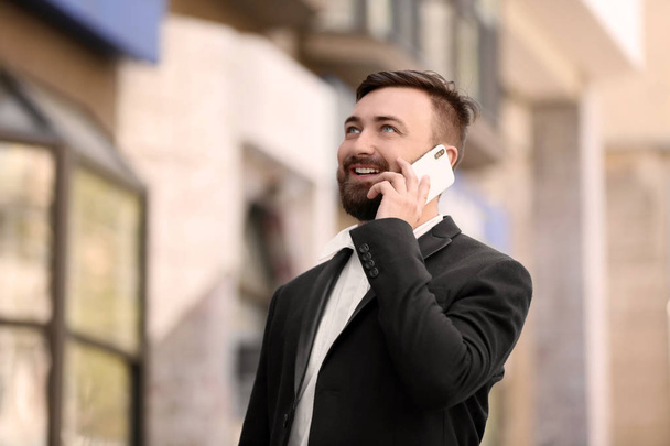 Portret młodego biznesmena rozmowy na telefon na zewnątrz - Zdjęcie, obraz