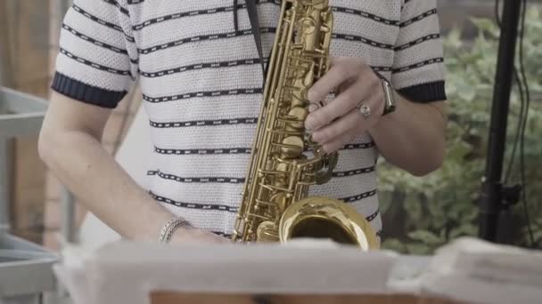 Saksofonista odtwarza zdarzenia - Materiał filmowy, wideo