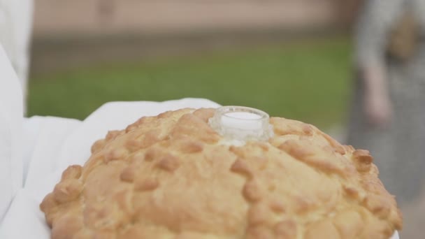 Frisches Brot mit Salz im Inneren hält eine Frau - Filmmaterial, Video