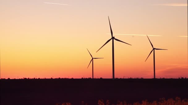 Windkraftanlagen am Sonnenuntergang Himmel Hintergrund, Energieerzeuger naturfreundlich. - Filmmaterial, Video