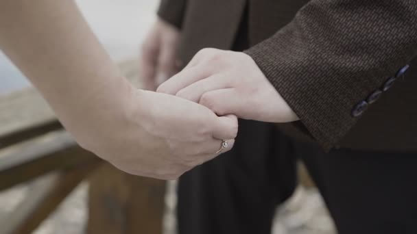 Mãos de amantes que se acariciam mutuamente
 - Filmagem, Vídeo