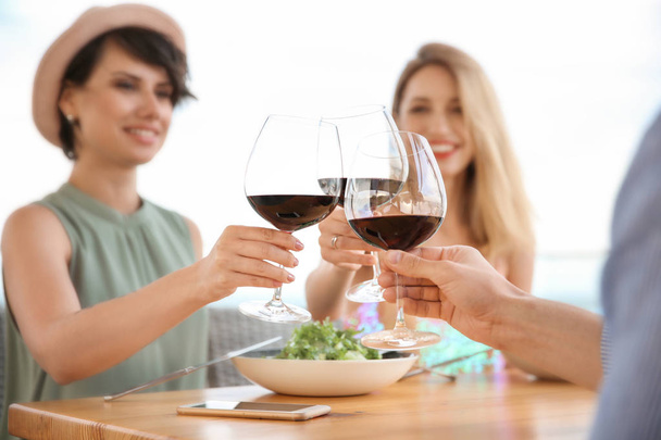 Group of friends with glasses of wine at table - Foto, Imagem
