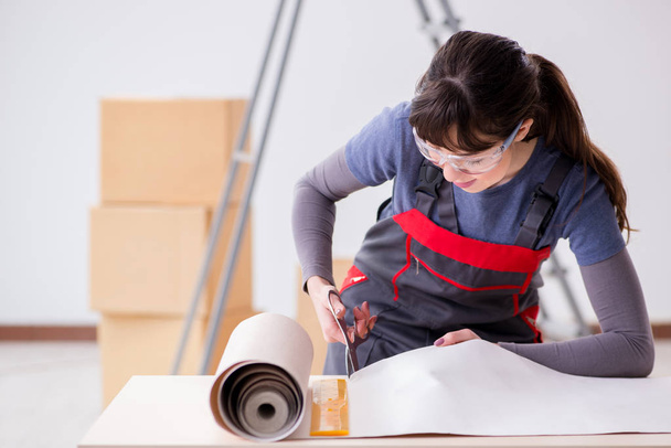 Woman preparing for wallpaper work - Foto, Imagen