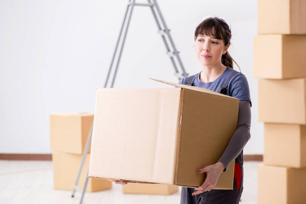 Femme entrepreneur boîtes de déménagement dans le concept de relocalisation - Photo, image