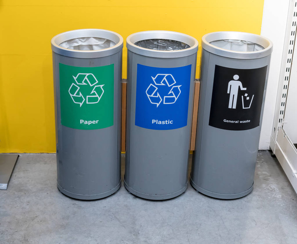 Διαφορετικό χρώμα δοχεία απορριμμάτων στη σειρά για τη διαχείριση αποβλήτων. Προβολή προοπτικής διάθεση για εξοικονόμηση περιβαλλοντική αντίληψη. - Φωτογραφία, εικόνα