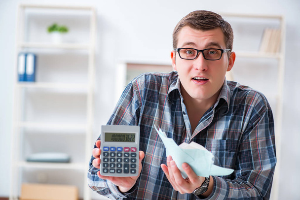 Jeune homme frustré par sa maison et les factures fiscales - Photo, image