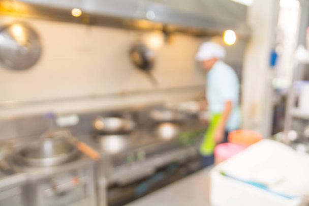 абстрактное размытие фона кухни с шеф-поваром или поваром Подготовка пищи или главное блюдо для клиента с Bokeh
 - Фото, изображение