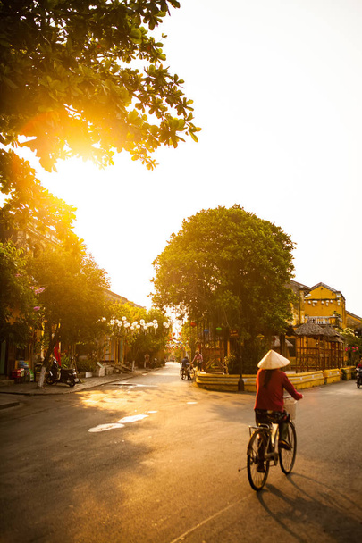 HOI AN, QUANG NAM, VIETNAM, April 26th, 2018: Beautiful early morning at street in Hoi an ancient town - Foto, imagen