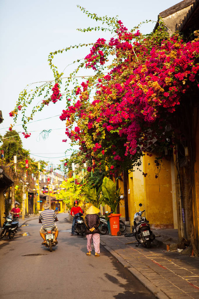 HOI AN, QUANG NAM, VIETNAM, April 26th, 2018: Beautiful early morning at street in Hoi an ancient town - Foto, Imagem