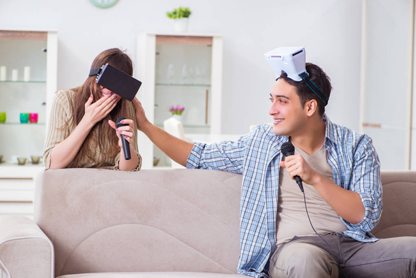 Пара співає караоке з окулярами віртуальної реальності
 - Фото, зображення