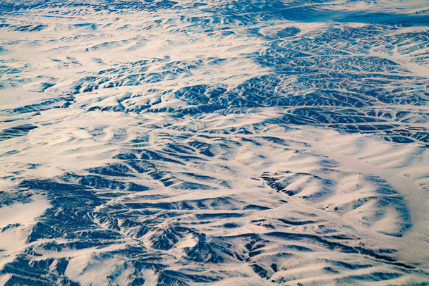 Snow góry ze śniegiem pokryte widok z lotu ptaka, naturalny krajobraz tła - Zdjęcie, obraz